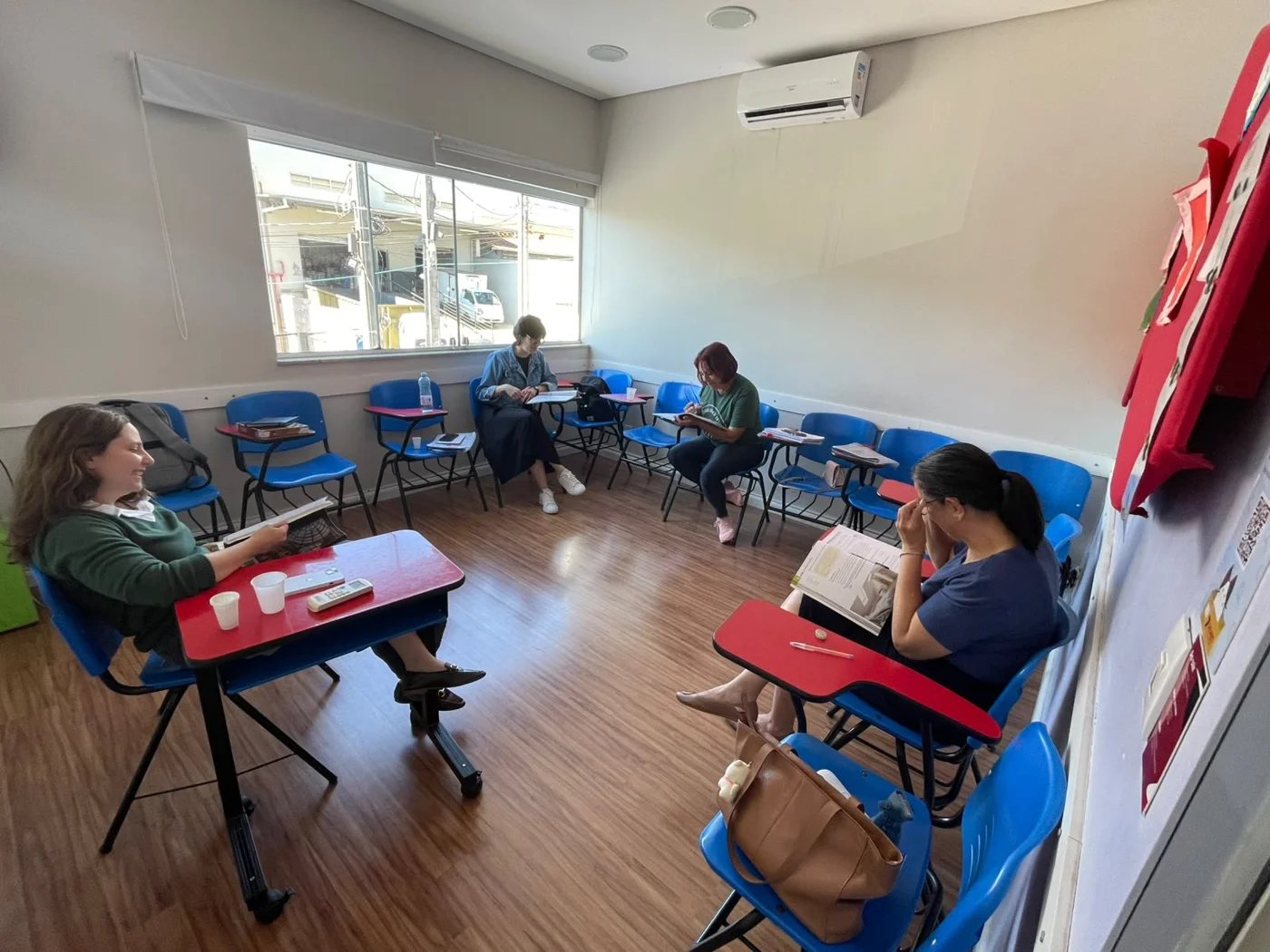 Alunos adultos em sala de aula na Seven Vinhedo