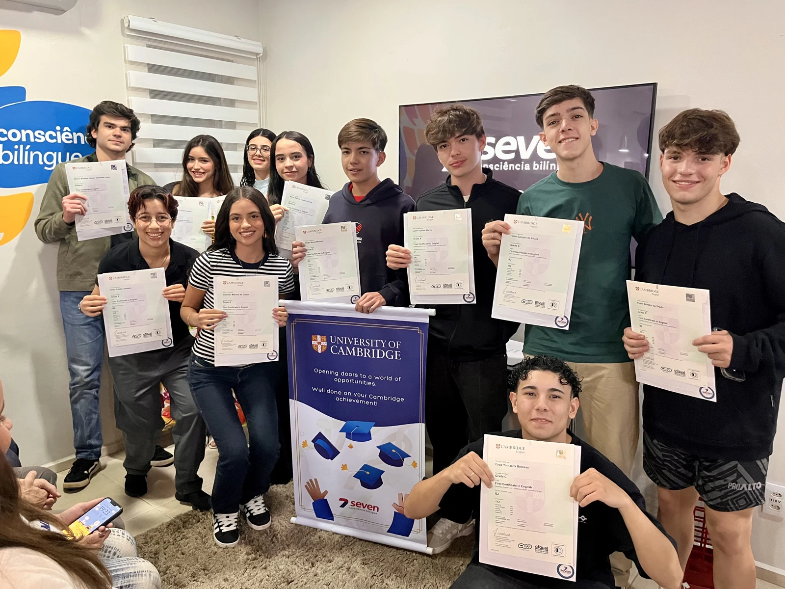 Alunos Teens da Seven com certificados Cambridge