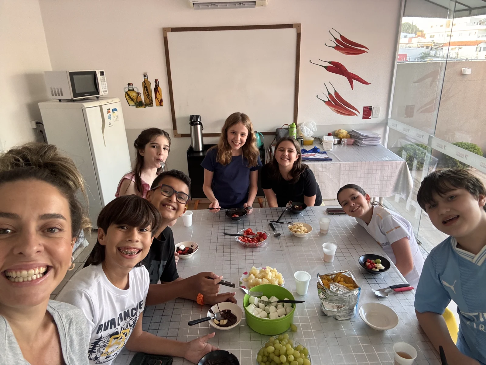 Alunos e equipe em uma cooking class na Seven Vinhedo