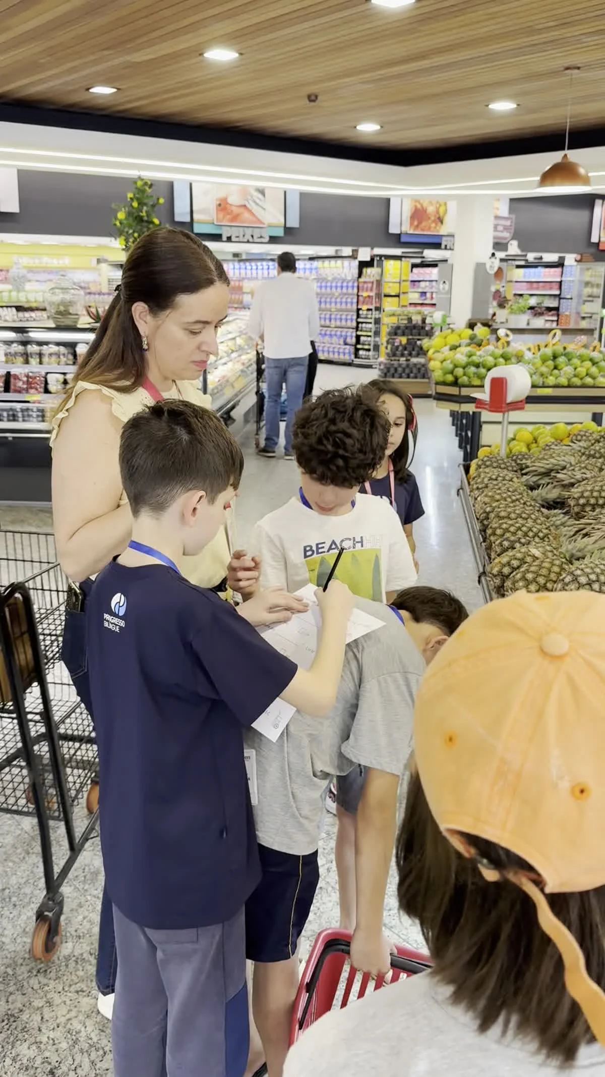 Alunos e equipe durante atividade no supermercado